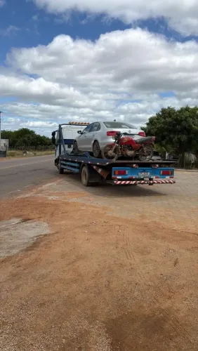 A moto encontra-se no pátio eu vendo em dias