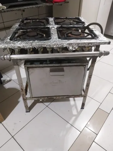 VENDO FOGÃO 4 BOCAS COM FORNO À GÁS PROFISSIONAL. 