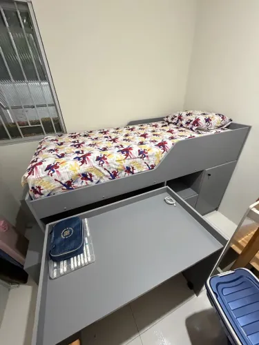 Cama infantil/juvenil com escrivaninha acoplada, em MDF na cor cinza.