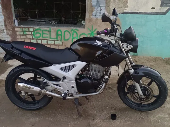 TW Vendo ou troco por outra moto 1400 de multa pagando bota em dias  ,sem transferência,