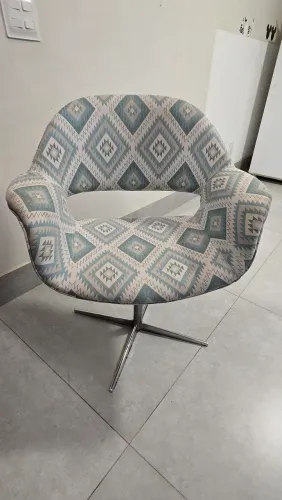 Par de poltronas giratórias estampadas com base cromada