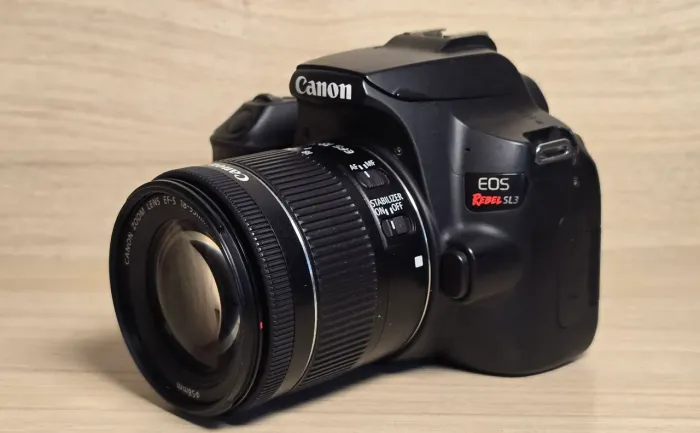 CANON SL3 + LENTE 18-55MM STM, WI-FI, TELA TOUCH-SCREEN