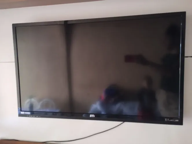 Vendo televisão led com defeito( para conserto ou retirar peças)