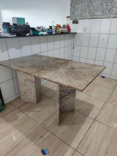 Mesa de mármore com base de mármore