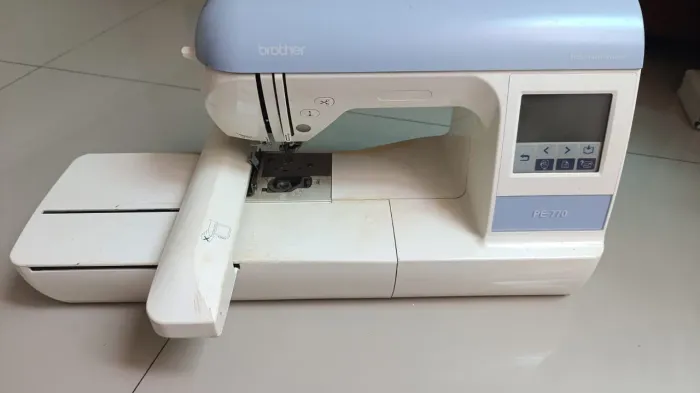 Máquina de Bordar PE 770 Brother