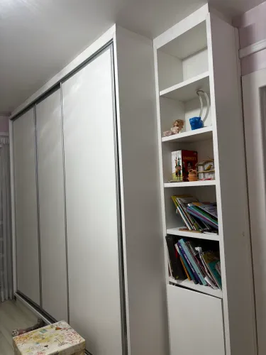 Vende-se Roupeiro com prateleira lateral - Ótimo estado!
