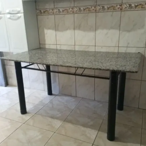 Mesa com tampo de mármore para 6 cadeiras