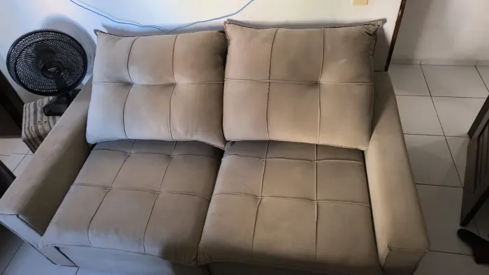 Vendo sofá reclinável seminovo, confortável e totalmente funcional, com 1,97m de largura.