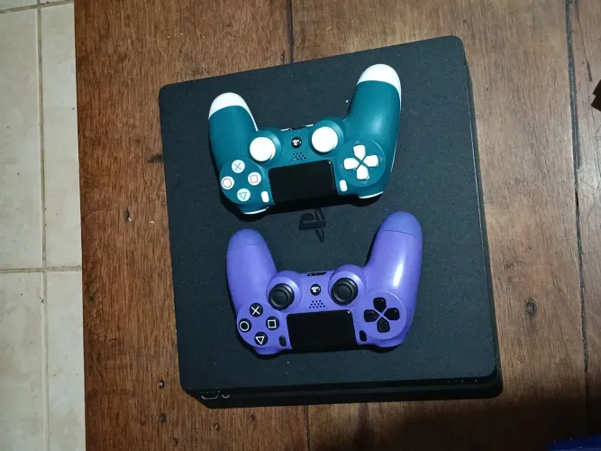 PS4 + 2 controles praticamente novos + vários jogos