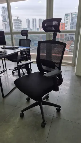 Cadeira de Escritório Ergonômica com Encosto em Tela e Apoio de Cabeça