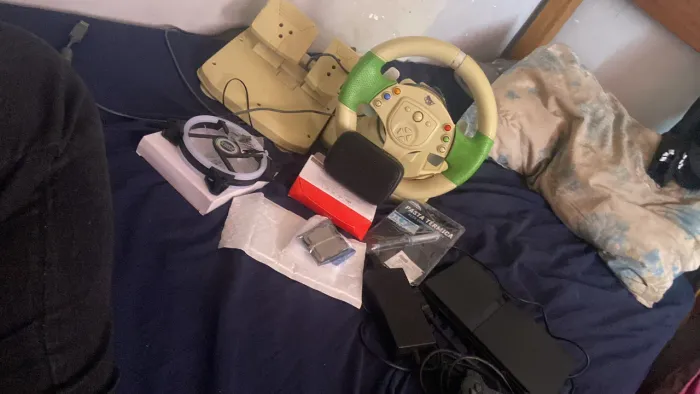 Troco peças pc,volante, ps com defeito, liga mas não da imagem e caixa de som por Xbox 360