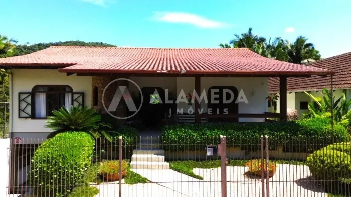 CASA SEMIMOBILIADA NO BAIRRO PONTO AGUDA.
