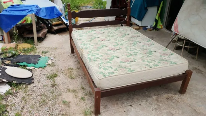 URGENTE vendo cama de casal com colchão