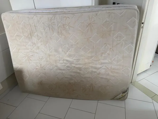 Cama de casal em bom estado