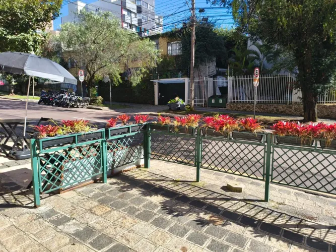 Floreira em ferro.
