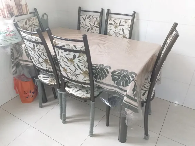 Mesa de jantar com 6 cadeiras