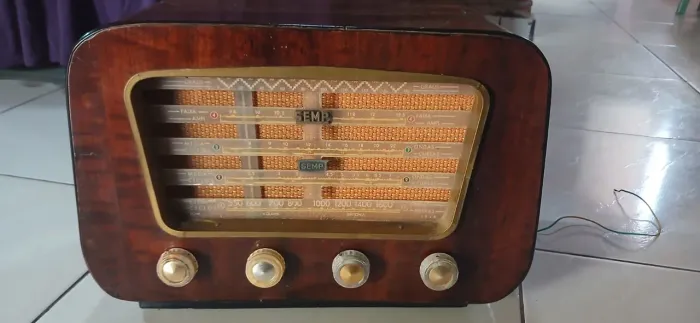 Radio semp muito antigo conservado funcionando