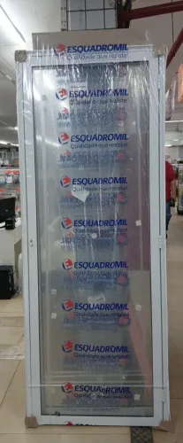 O vidro permite entrada de luz ajudando clarear ambientes - porta aluminio c/ vidro 999,90