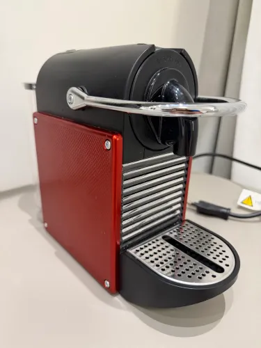 Cafeteira Nespresso Pixie Carmin 110v + transformador conversor bivolt