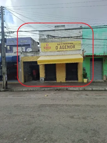 Vendo Casa no Centro, Comercial e Residencial; 1 loja e  5 apartamentos sala, quarto, WC