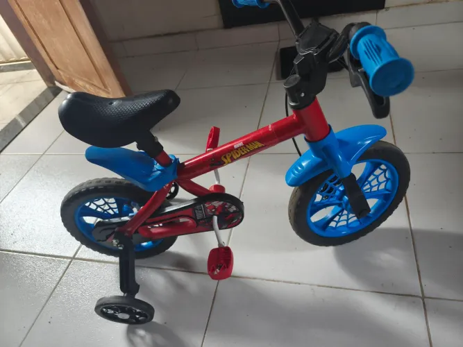 Vendo bicicleta do homem aranha pouco usada