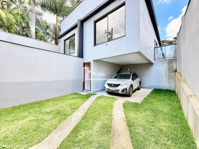 Casa à Venda no bairro Trevo, 3 Quartos, 1 Suíte, Sala com pé direito alto e 4 Vagas.