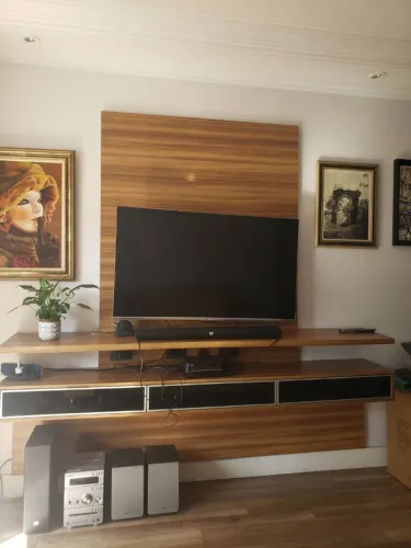 Painel para TV, com 3 gavetas em vidro preto, peça de marcenaria, perfeita