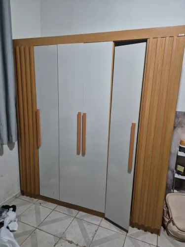 Guarda roupa casal, com defeito na porta
