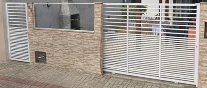 Vendo portão de alumínio completo com motor Rossi de brinde e parcelo no cartão.