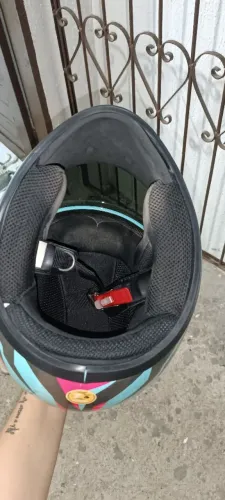 Capacete número número 58 poucos dias de uso . Poucas marcas de uso retirada em Valentina 