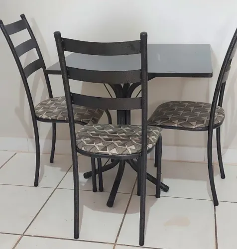 Mesa de mármore -4 cadeiras / Armário