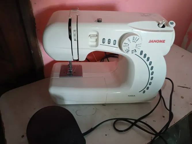 Vende-se máquina de costura semi-nova