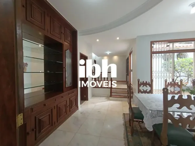 Casa à venda com 3 salas, 5 quartos, 3 suítes, garagem para 04 veículos, jardim de inverno