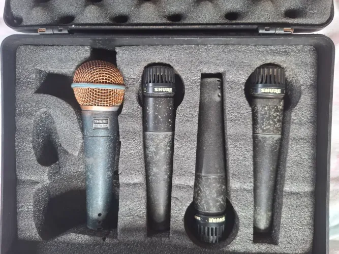 Kit com tres microfones, 1 Shure Beta 58 e 2 Shure Beta sm57 dinamic todos originais. Acom