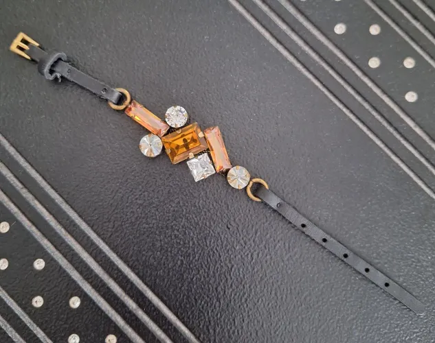 Pulseira feminina com pedras 