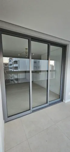 Porta de correr em aluminio grafite com vidro - 3 folhas