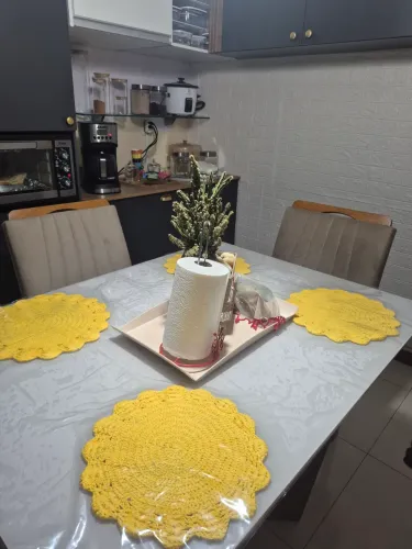 Mesa com 4 cadeiras tampo de vidro,vendedo motivo cozinha ficou muito apertada