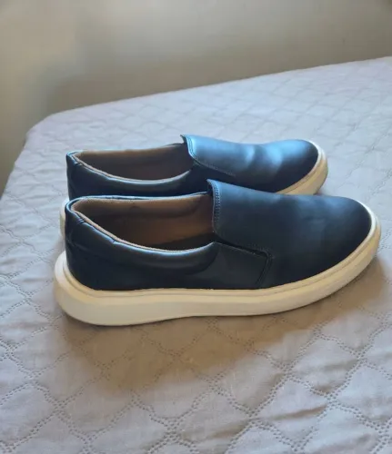 Tênis Slip-on Masculino Couro Preto Sola Branca. Estilo e Conforto