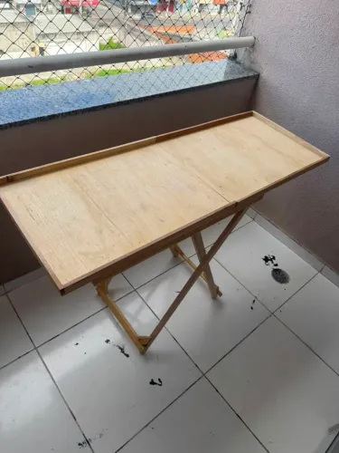 Mesa dobrável de madeira usada