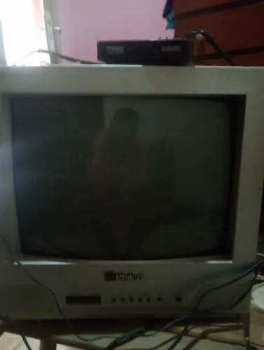 Vendo uma televisão de tubo de 14 polegadas e um conversor junto