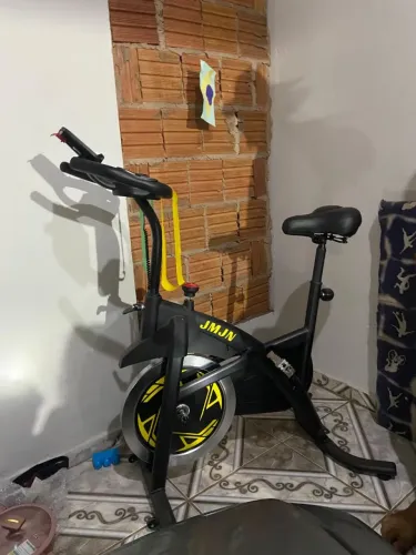 Vende se uma bicicleta de academia e uma bicicleta normal aro 29