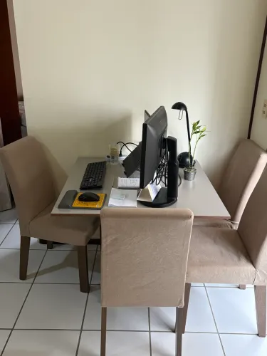 Mesa com 4 cadeiras