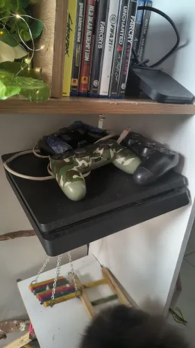 PlayStation 4 1TB + 3 Controles + Kit Completo de Jogos