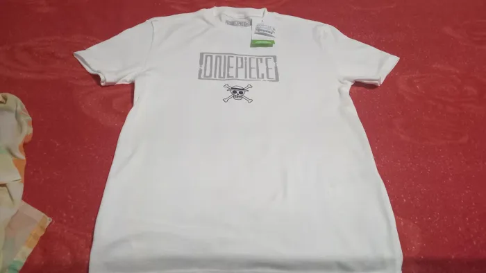 Vendo camisa nova com etiqueta nunca usada tamanho P adulto tecido estica vendo 60$ reias