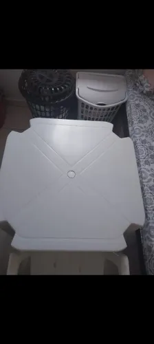 Mesa de plastico com duas cadeiras