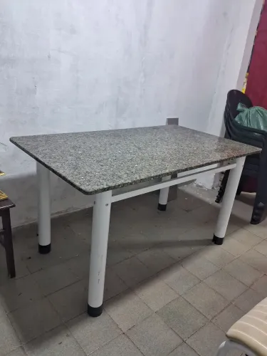 Mesa de mármore com 4 cadeiras