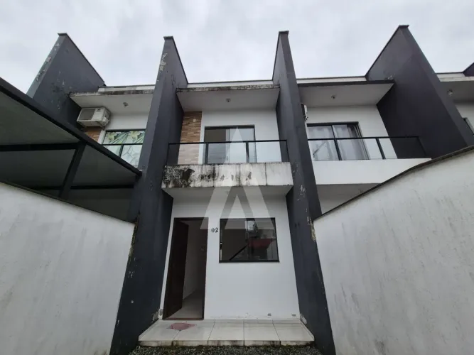 Casa geminada com 02 quartos no bairro Iririu.