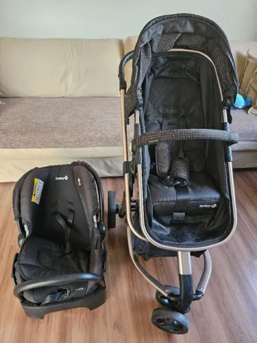 Carrinho com bebê conforto