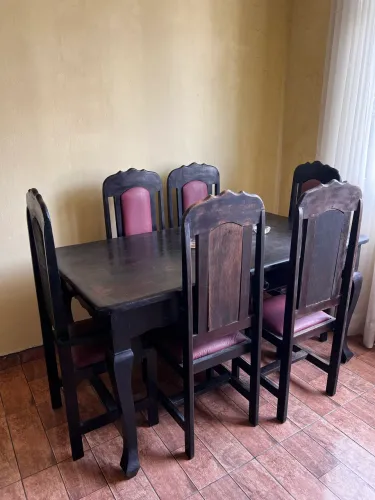 Mesa de madeira jacarandá com 6 cadeiras