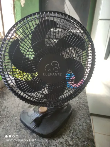 Vendo ventilador conservado praticamente novo, preto com 3 velocidade 
